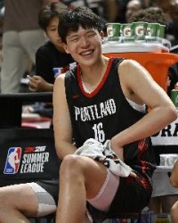 世俱杯夺冠赔率-太搞了！米西吃T 杨瀚森在身后故意鼓掌笑他