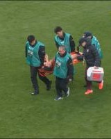 愿无大碍！王振澳因伤被担架抬出场外，球员痛苦掩面